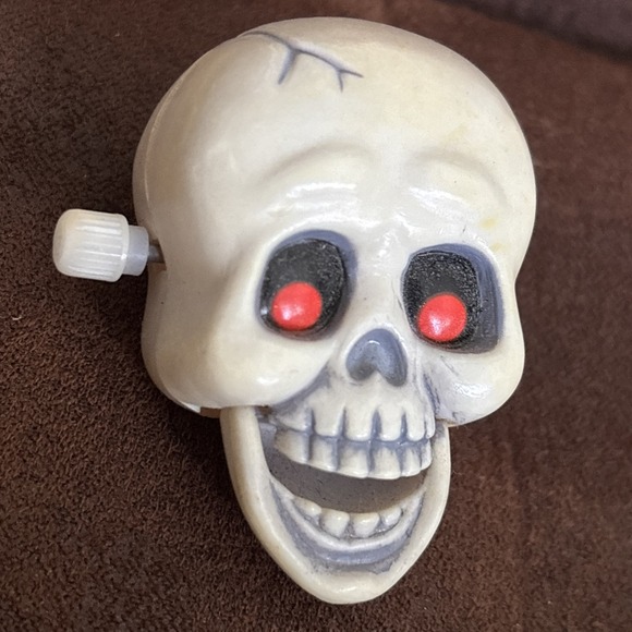 Vintage 1985 Hallmark Brooch Lapel Pin Halloween Wind-Up Skeleton Skull Red Eyes - Picture 2 of 5